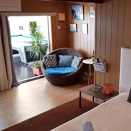 בית אירוח Near The Airport *