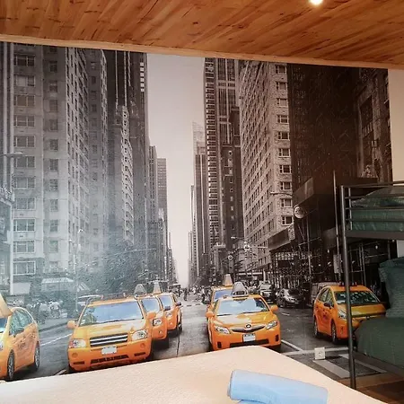 Near The Airport בית אירוח