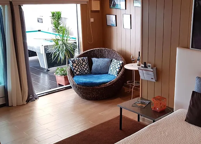 בית אירוח Near The Airport *