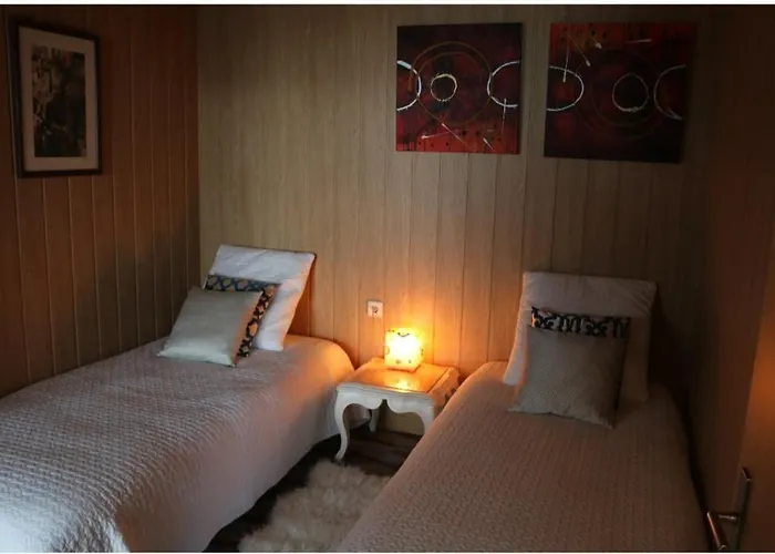 בית אירוח Near The Airport